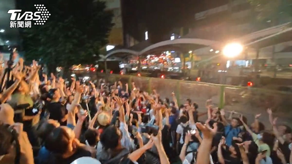 民眾在雨中揮手跟中壢車站告別,大喊再見直到鐵門拉下。(圖/TVBS)