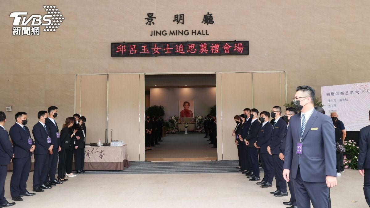 邱瓈寬母親告別式/現場飄香!素雅花卉點綴遺照 于美人、黃韻玲抵達
