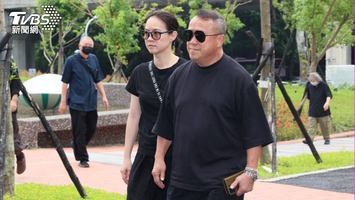 曾寶儀和爸爸曾志偉現身致意。（圖／趙世平攝）