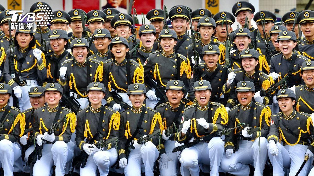 陸軍官校百年校慶許多參與校閱的隊伍在典禮後開心合照,返校參加典禮的老校友也合影留念。(圖/胡瑞麒攝)