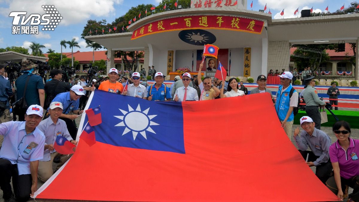 陸軍官校百年校慶許多參與校閱的隊伍在典禮後開心合照,返校參加典禮的老校友也合影留念。(圖/胡瑞麒攝)