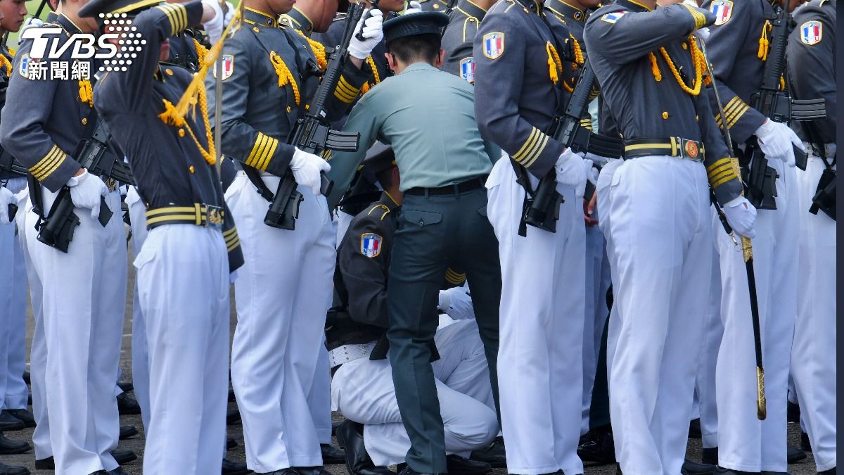軍校生最後被攙扶出隊伍,槍枝由其他同僚協助拿走。(圖/胡瑞麒攝)