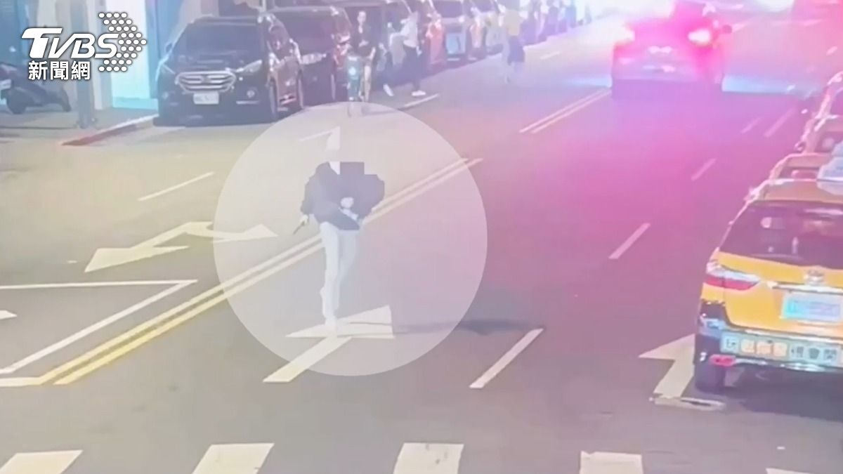 被追的潘姓男子持刀逃跑。(圖/TVBS)