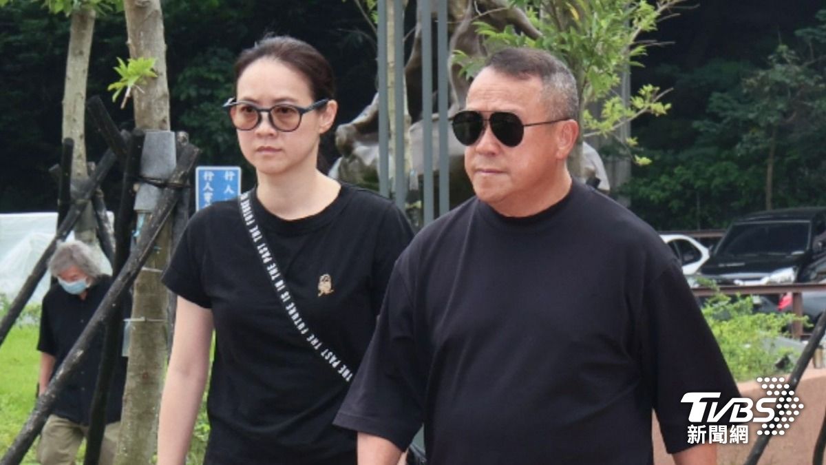 邱瓈寬母親告別式/曾志偉「香港特地飛來」 攜曾寶儀低調致意