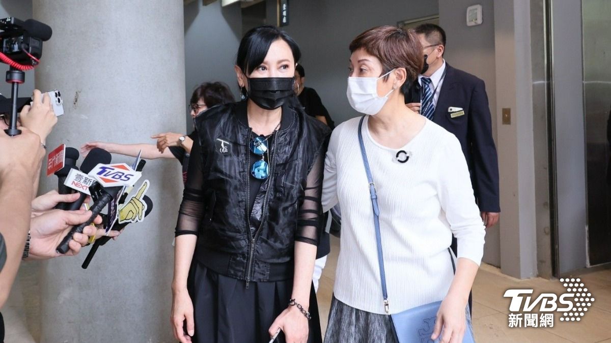 陳亞蘭到場致意,希望寬姐保重,繼續為演藝圈服務。(圖/趙世平攝)