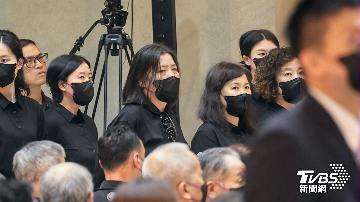邱瓈寬神情哀戚。(圖/趙世平攝)