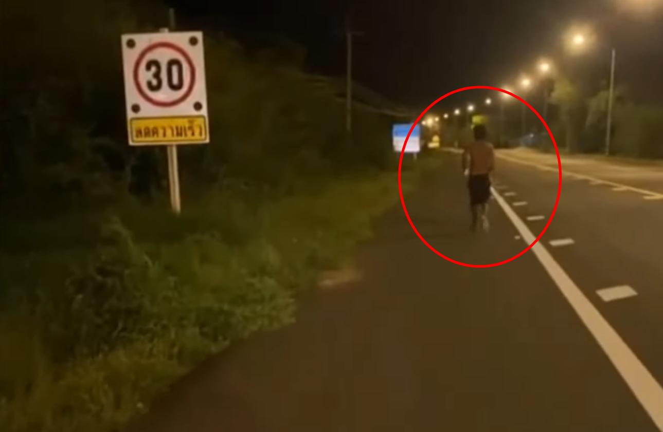 男子就這樣一路跑，跑著跑著就回家了......。（圖／翻攝自YT）