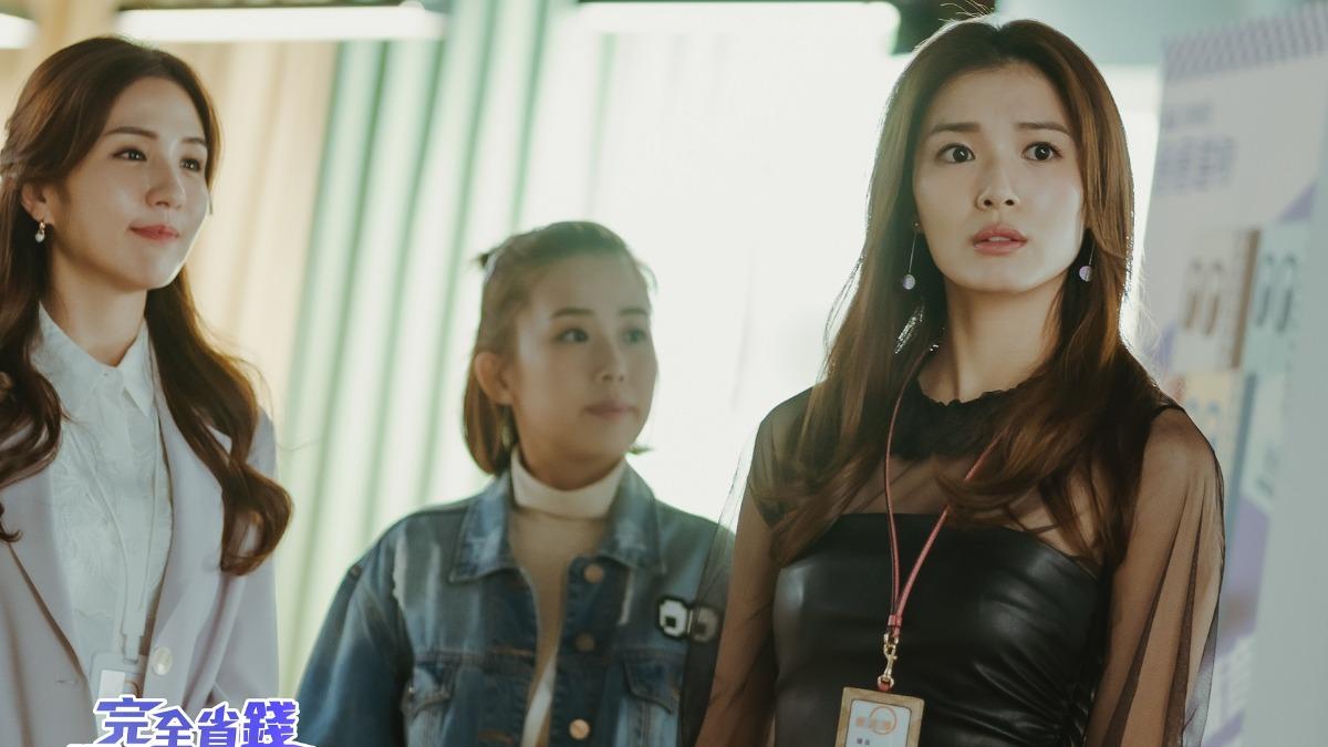 周智慧(右)穿著打扮十分亮麗。(圖/TVBS提供)