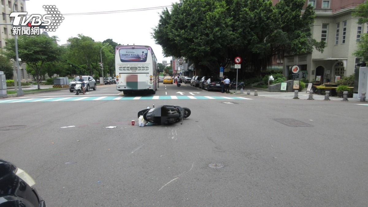 出門不久遇死劫!台中女遭公車輾「四肢變形」亡 父母崩潰認屍
