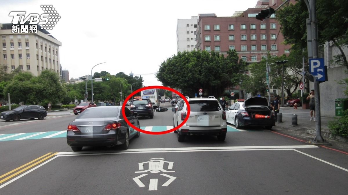 廖女疑似為了閃車,突向左偏移車道。(圖/TVBS)