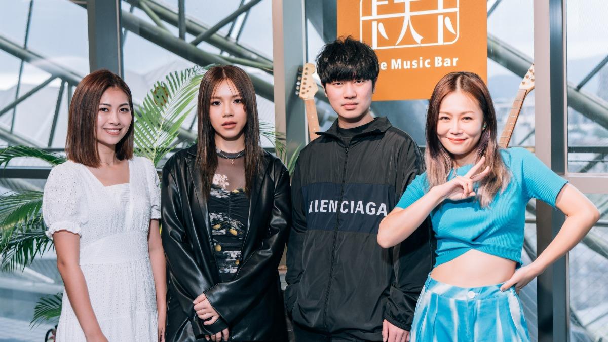 星二代驚人背景曝光!媽媽是金曲歌后 穿中空裝拚了