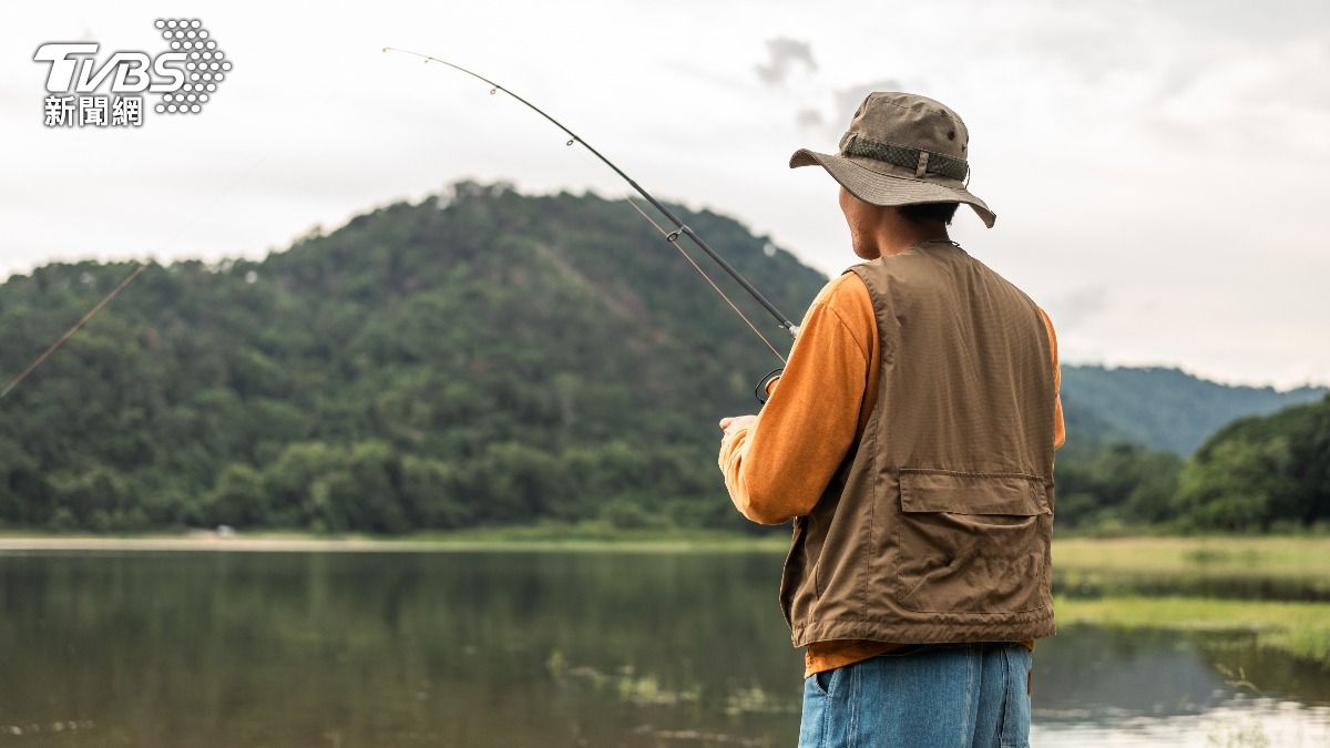 情侶「磁鐵釣魚」真的發財了 吸到藏300萬現鈔保險箱