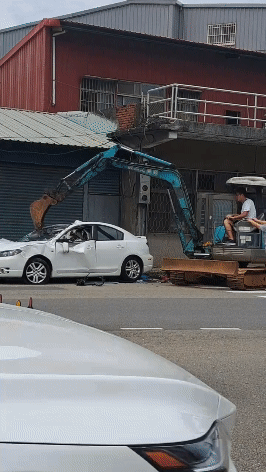 有網友發文指稱,有一名男子駕駛怪手狂破壞白色轎車。(圖/民眾提供)