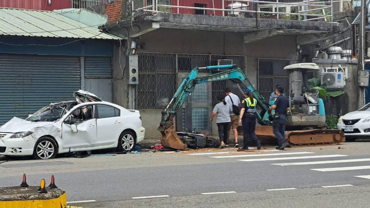 有片/吵架鬧離婚!桃園醉尪衝娘家堵人 怒開怪手「搗爛自己車」