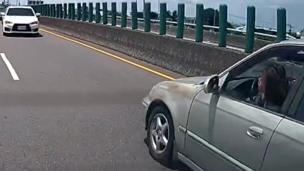西港橋驚現超狂女三寶!一路逆襲狂叭飆罵逼讓車 對峙畫面曝