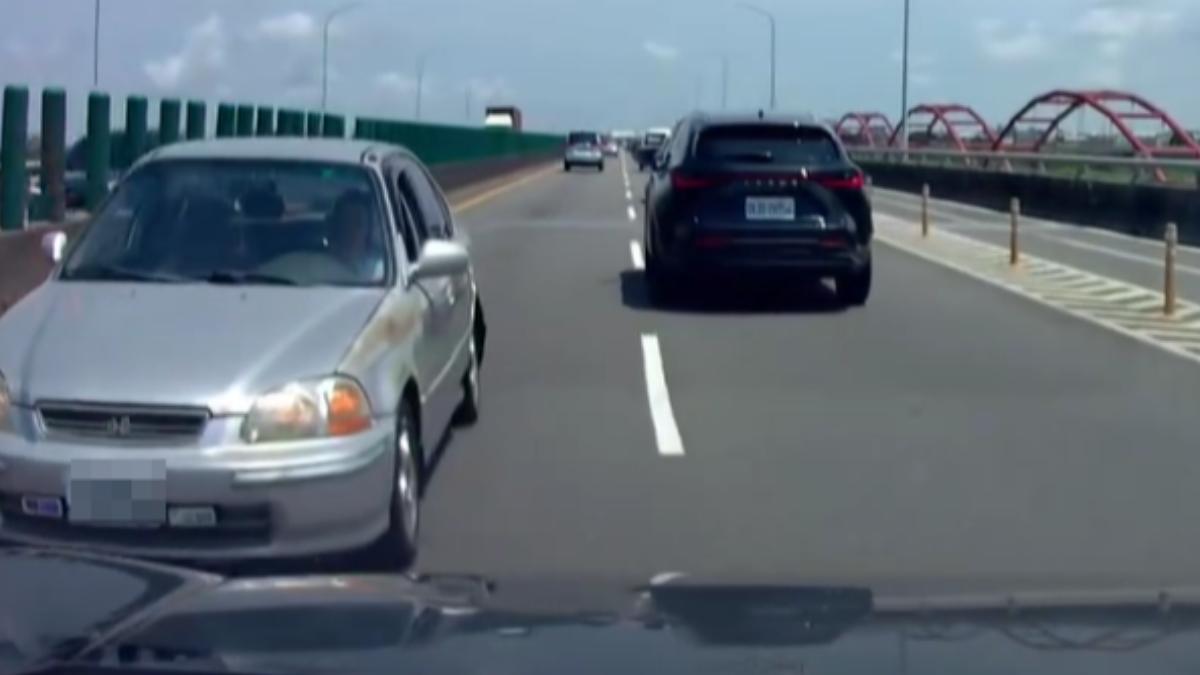 台南西港大橋上有女子一路逆向行駛,還狂按喇叭逼迫對車讓道。(圖/翻攝自爆料公社二社)