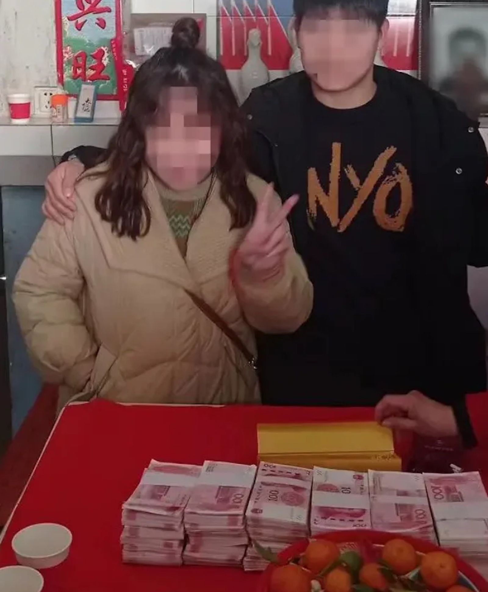 鞏男表示,自己前後給了女方46萬元聘金,加上黃金四件套,一共是60多萬元(約新台幣260萬元),但女方卻一直找理由回娘家。(圖/翻攝自微博)