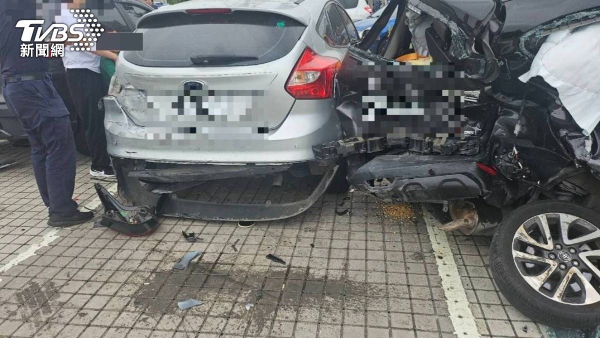 謝男駕駛自小客車使用輔助駕駛系統開啟定速功能,行經休息站時未依規定減速。(圖/TVBS)