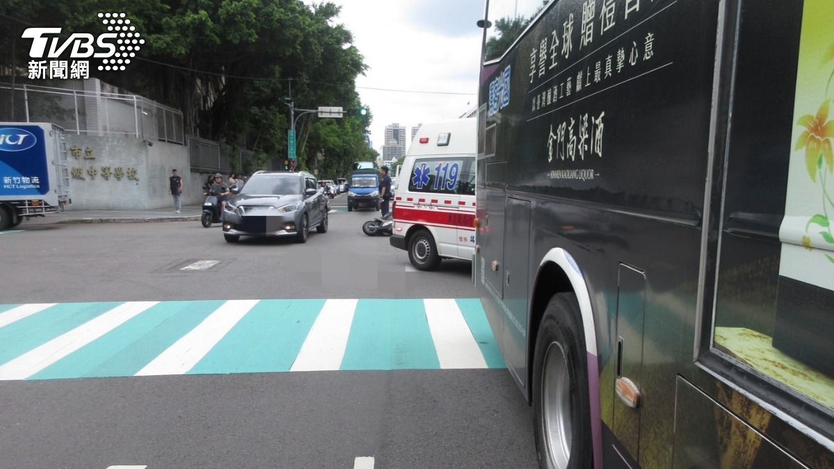 雙方在交錯時擦撞,廖女也隨即消失在車縫中,直到客運駛過才發現她躺臥於路口。(圖/TVBS)