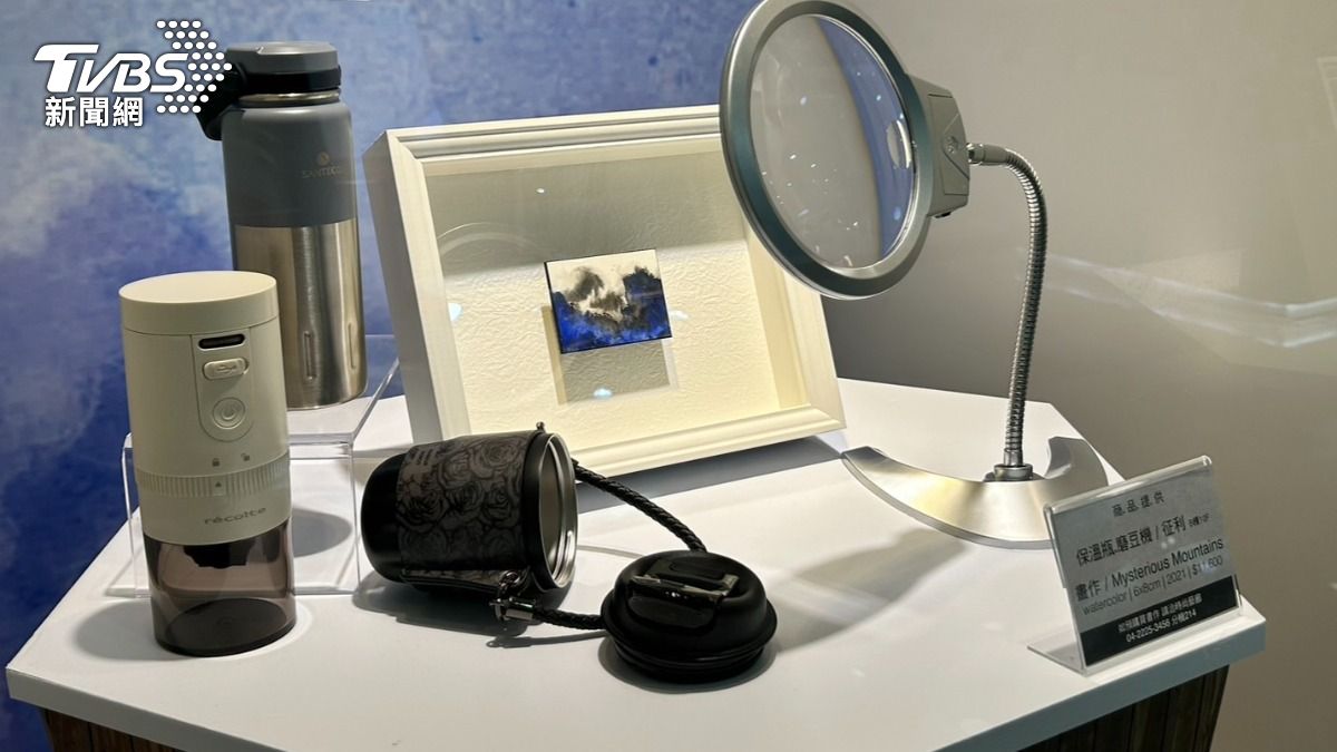 櫥窗展示吉柏特的微型畫作,附有放大鏡方便觀看。(照片中友百貨提供)