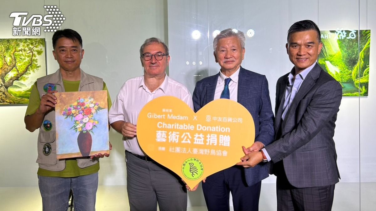 本次義賣作品(Vase of Flowers花瓶裡的花),由中友百貨認購收藏,所得全數捐給「社團法人台灣野鳥協會」。(照片中友百貨提供)