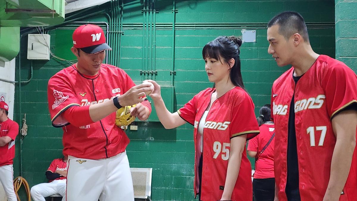 張睿家(右)頂寸頭造型現身。(圖/大愛提供)
