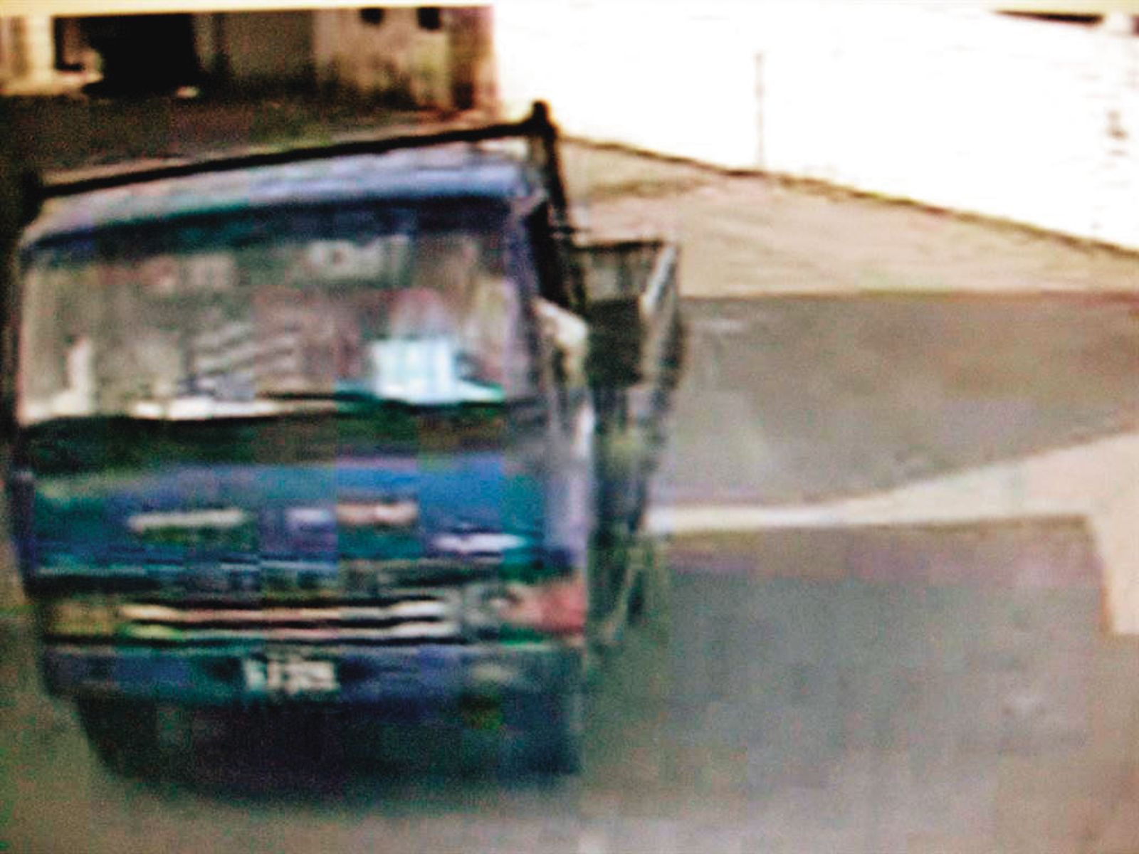 凶手聯繫搬家公司，找來貨車載運裝屍體的大行李箱。（圖／翻攝畫面）