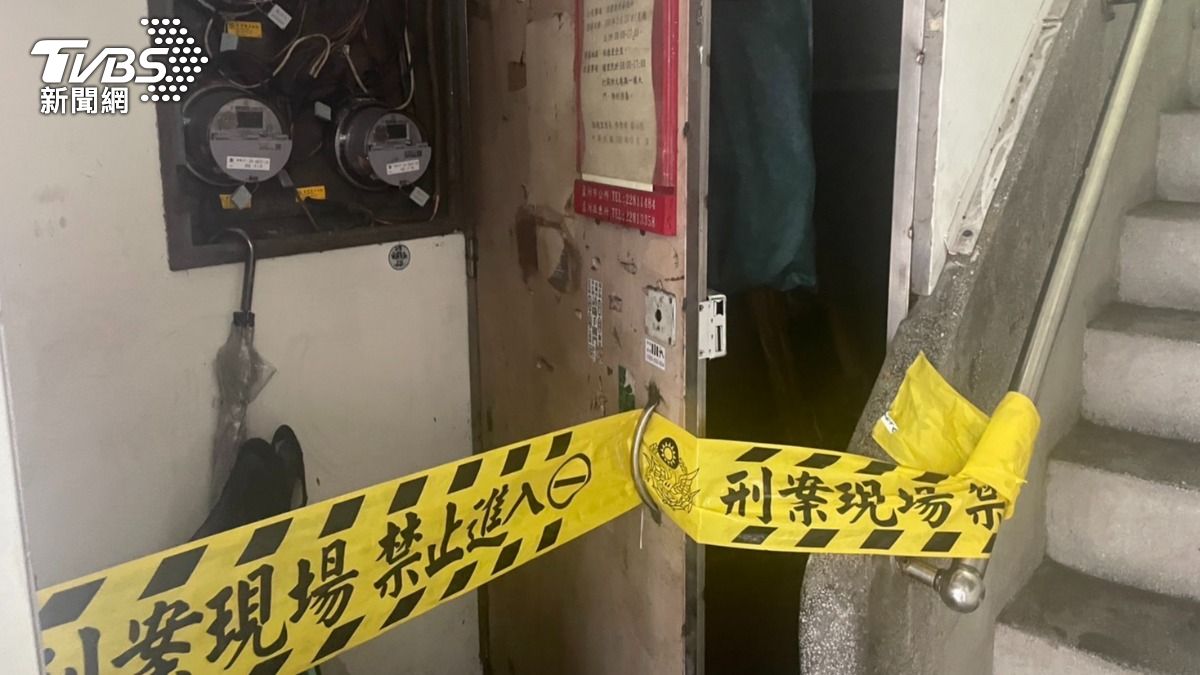 住戶在公寓儲藏室內發現未爆彈,警方拉起封鎖線戒備。(圖/TVBS)