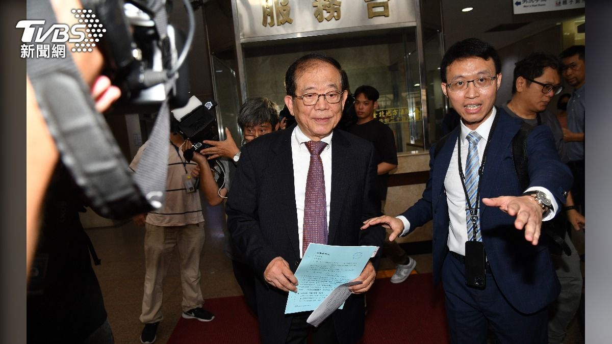 京華城董事長陳玉坤按鈴控告台北市議員游淑慧涉嫌加重誹謗。(圖/胡瑞麒攝)