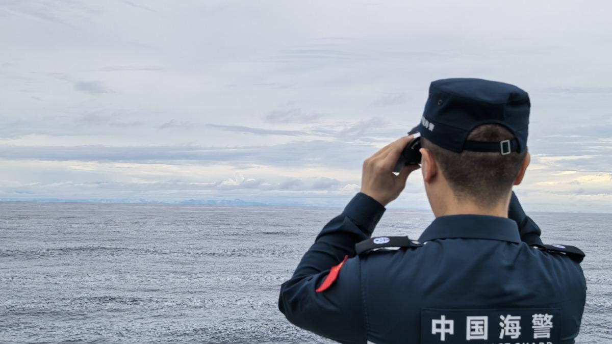 中國海警批菲律賓船隻非法闖入南海。(圖/翻攝自 微博)