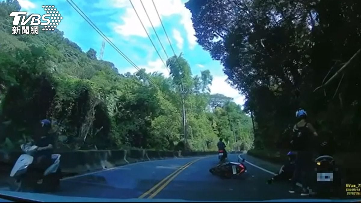 騎士遭斷裂的竹竿打中摔車。（圖／TVBS）