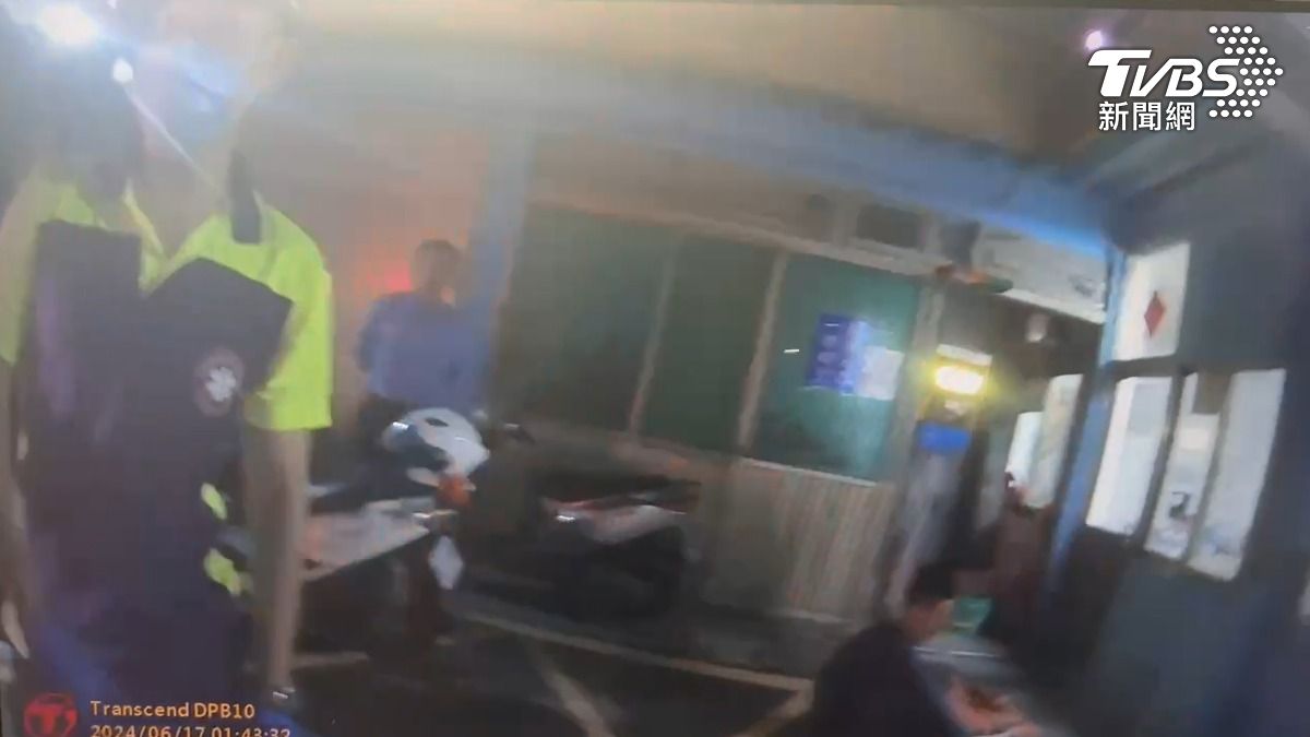 跳海的歐姓上兵坐在地上,警消人員到場關切。(圖/TVBS)