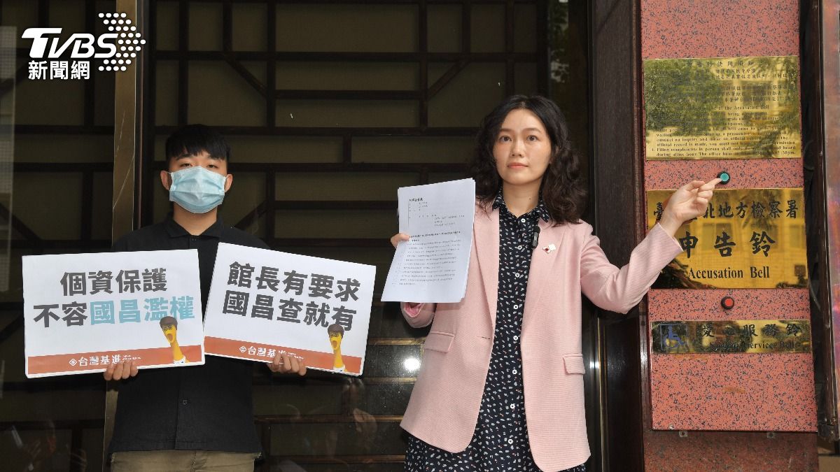 台灣基進吳欣岱(右)等人6月告發,黃國昌幫陳之漢查求職者前科,涉違反個資法。(資料圖/胡瑞麒攝)