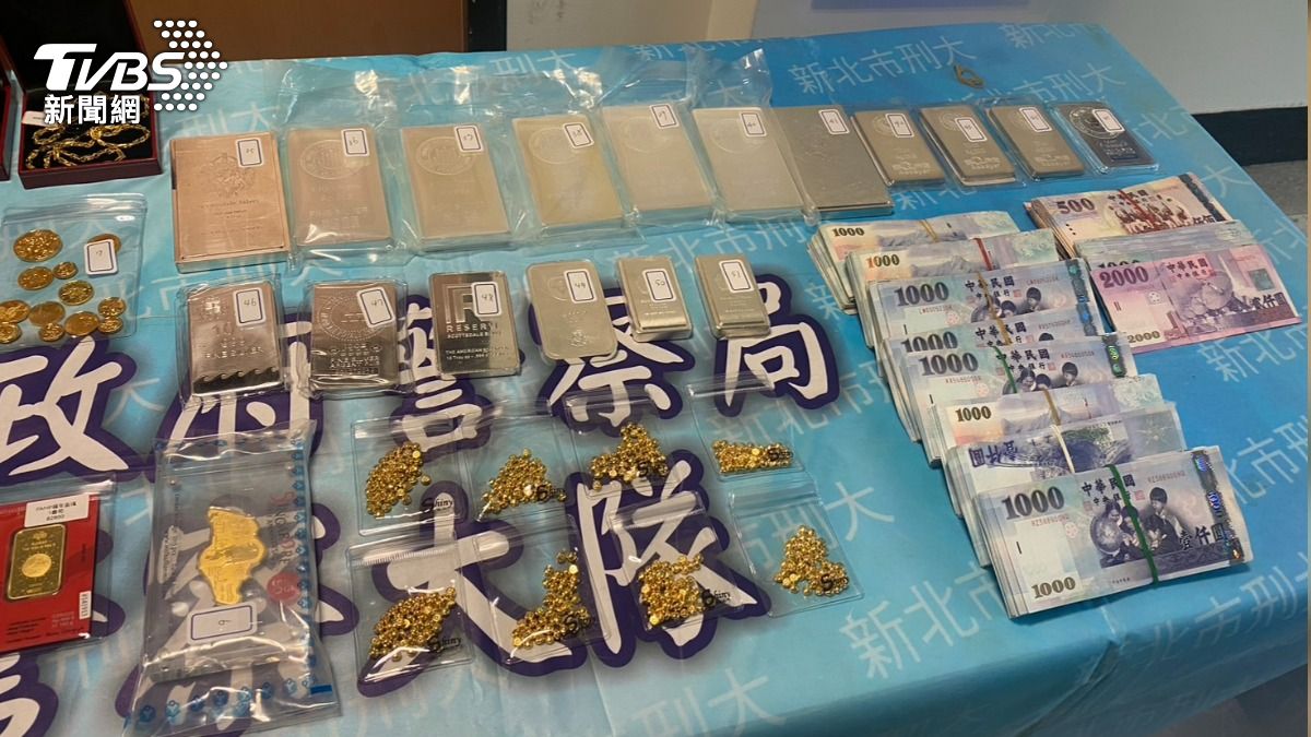 警方查扣銀條、金飾品、現金等證物。(圖/TVBS)