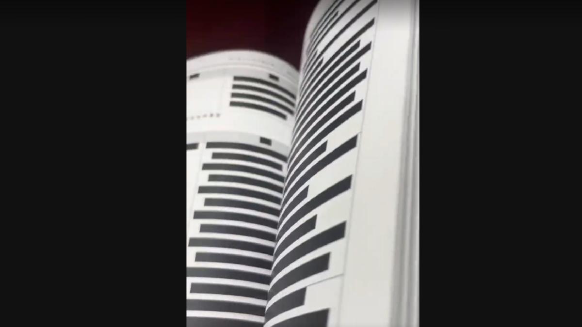 數位身分證資料遭全冊塗黑。(圖/國民黨團提供)