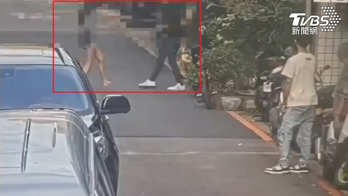 陳女阻止李姓友人開槍。(圖/TVBS)