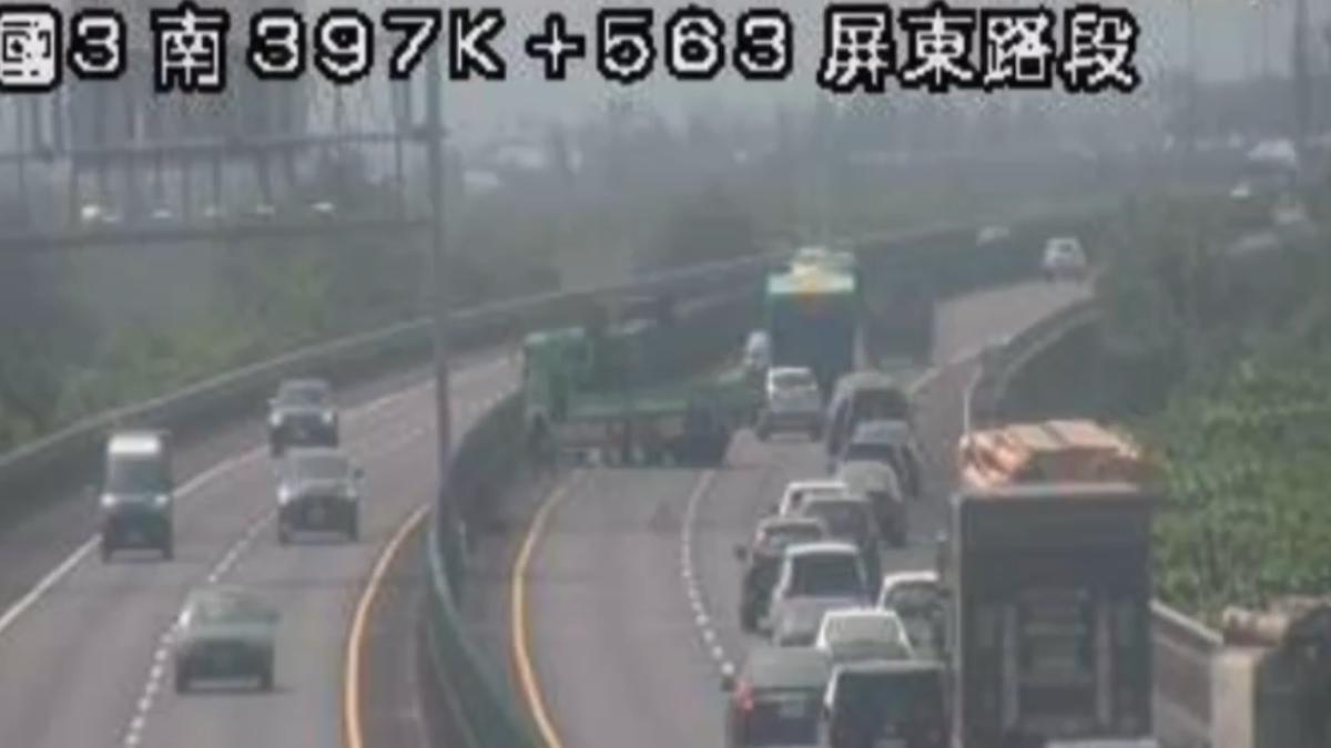 快訊/國3屏東路段嚴重事故!大型車擋主要線道 車流嚴重回堵