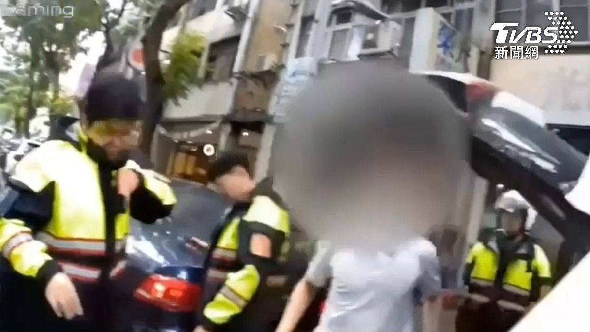 毒蟲路邊違停大吵!警排解紛爭聞刺鼻臭味…車上毒品全被搜出
