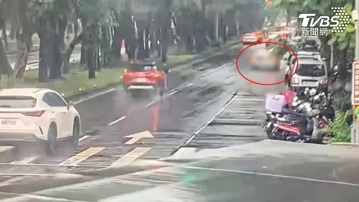 施男與朋友在車上爭吵,引起民眾關注報案。(圖/TVBS)