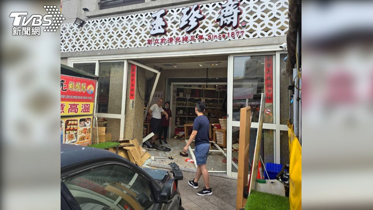 疑誤把油門當煞車！台中男整台撞進玉珍齋門市　2人送醫