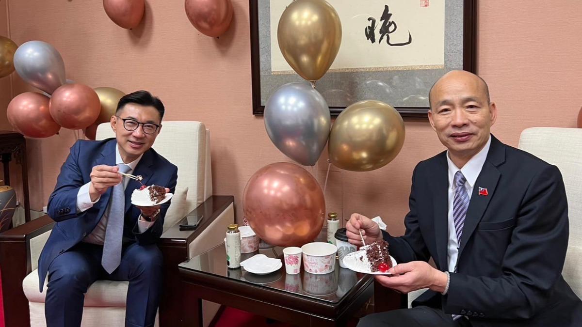 韓國瑜與立法院副院長江啟臣一起吃蛋糕。（圖／翻攝自韓國瑜臉書）