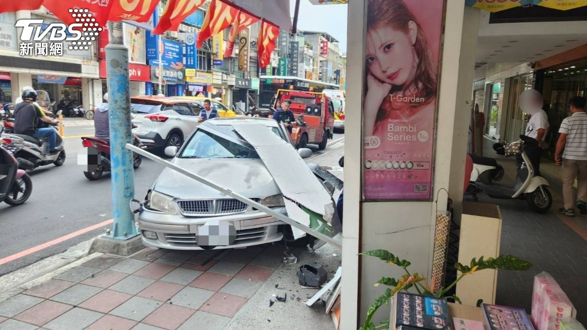 駕駛喝水嗆到!小轎車失控逆向衝人行道 險撞進眼鏡行