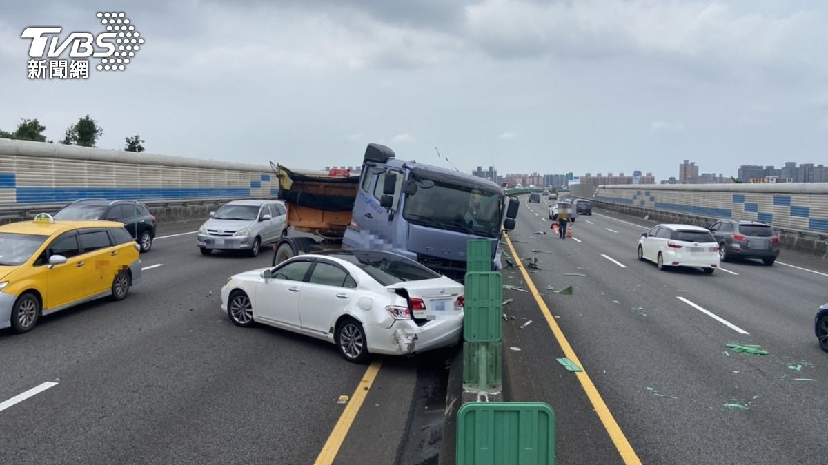 砂石車左前輪爆胎,導致車輛失控往內側車道偏移。(圖/TVBS)