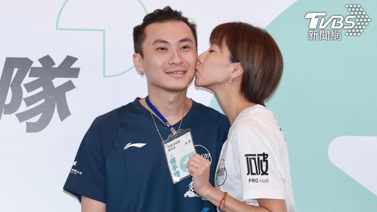大牙跟老公阿廖師(左)結婚邁進4週年。(圖/黃城碩攝)