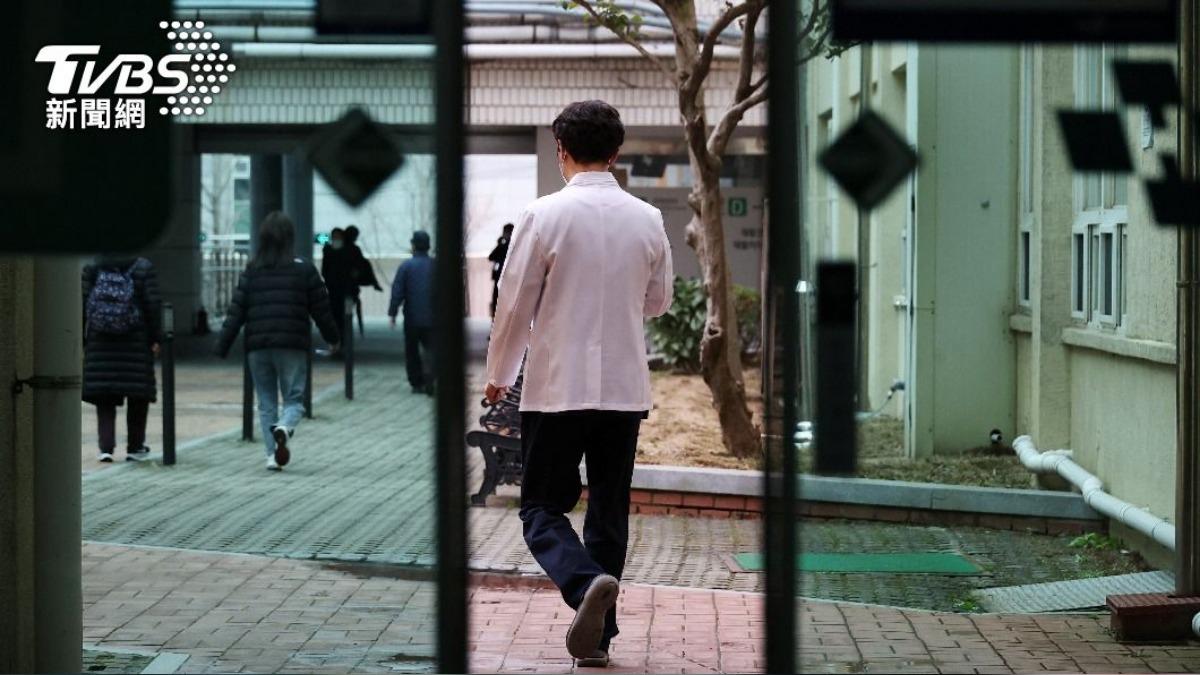 首爾醫大教授無限期休診　政府推輪班應對