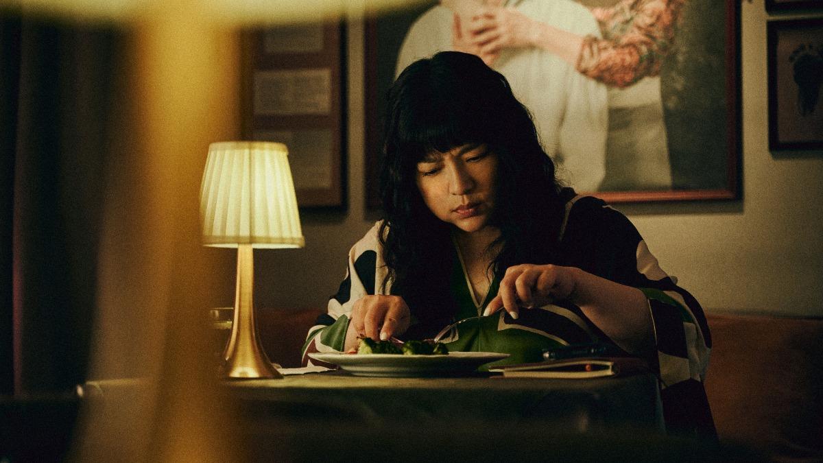 《都市懼集》唐綺陽吃美食的氣氛詭譎。(圖/CATCHPLAY+提供)