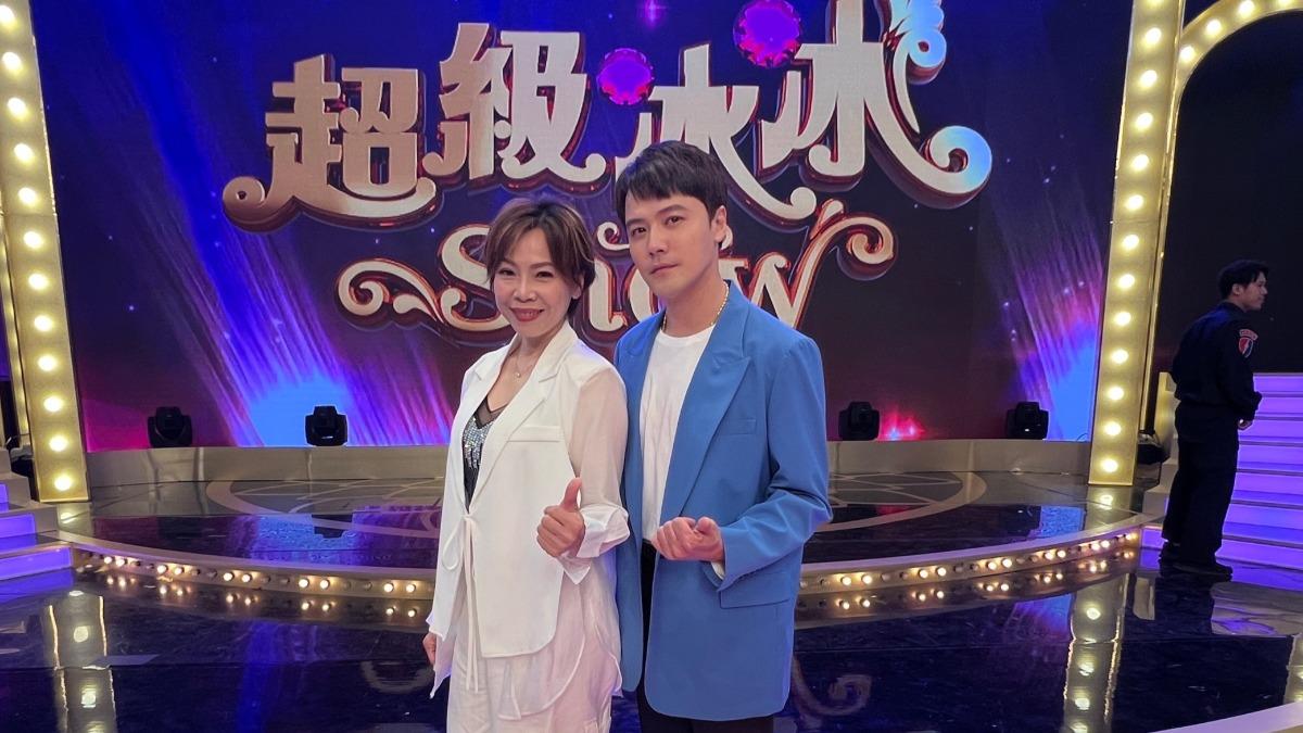 曾心梅(左)跟黃文星上週六情歌合唱,觀眾好評連發。(圖/民視提供)