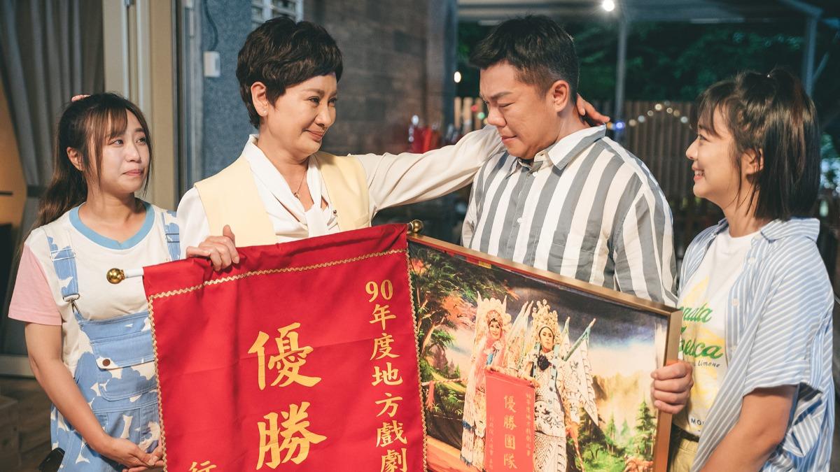 鄭茵聲(左起)、陳亞蘭、羅裕誴、林雨宣一起慶祝得獎。(圖/華視、公視台語台提供)