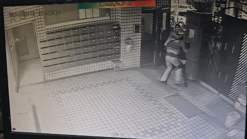 賴姓男子持刀,並在警衛室前謾罵。(圖/民眾提供)