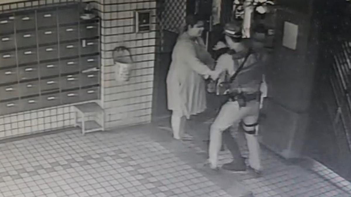 有片/疑與鄰居起口角!台中男衝警衛室「狂揮菜刀」 住戶尖叫逃命